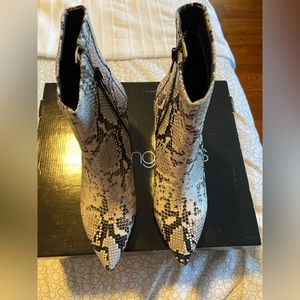 Aqua Marlo Womens Faux Leather Pointed Toe Ankle Boots Size 8 exclusive NWOT